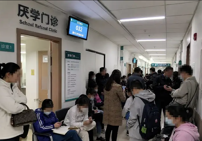 龙8国际-休学门诊挤满了初三学生，北大教培人揭开真相：三条路全被堵死，他们无处可逃